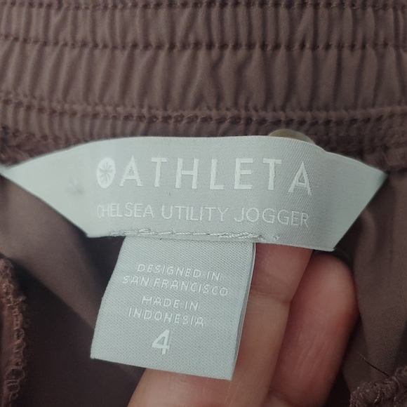 Athleta Chelsea Utility cargo joggers in Mineral Brown - Picture 4 of 10